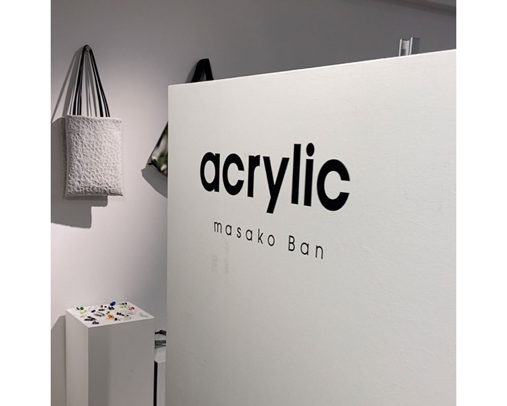 個展の様子　acrylicのロゴ画像