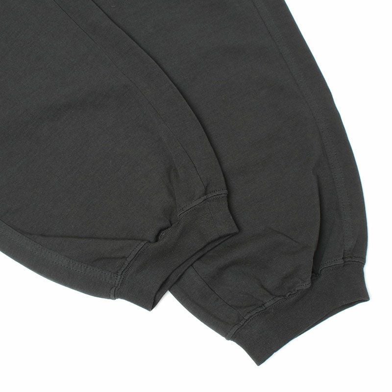 裾は軽くリブになっています