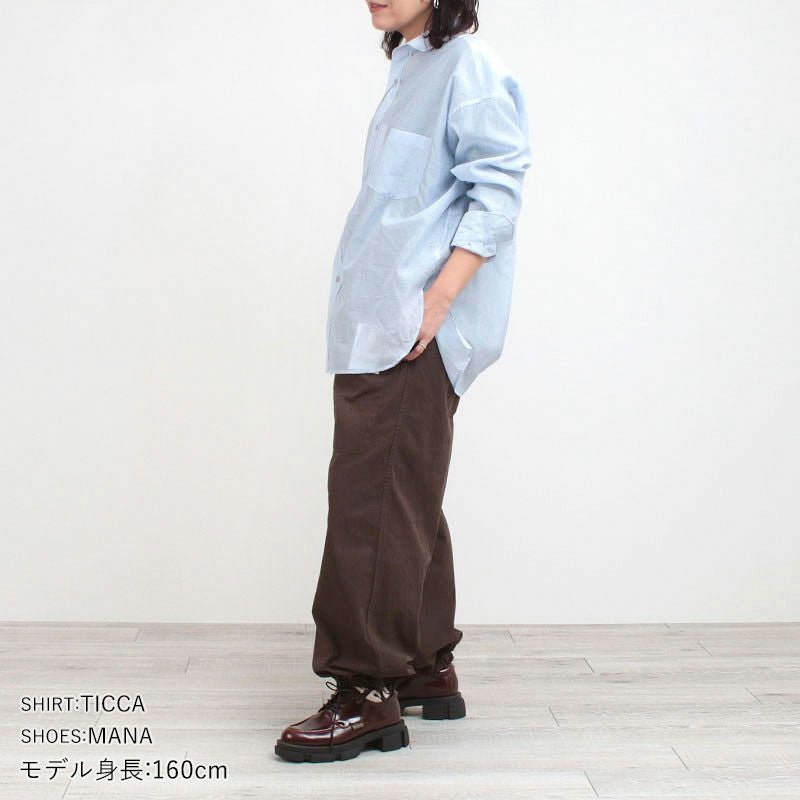 カーゴパンツチョコレートのコーディネート例