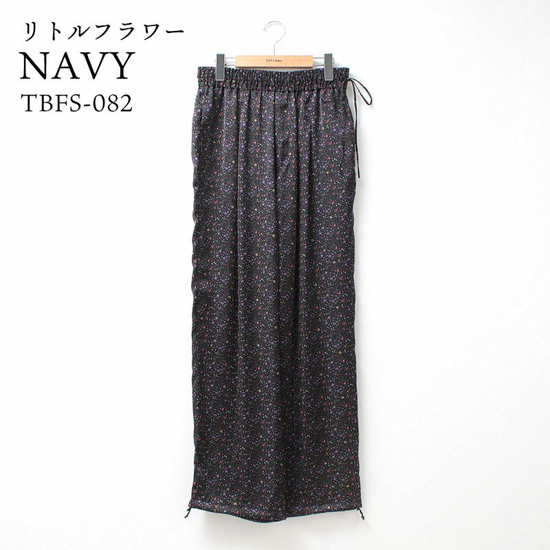小花柄のネイビーパンツ画像
