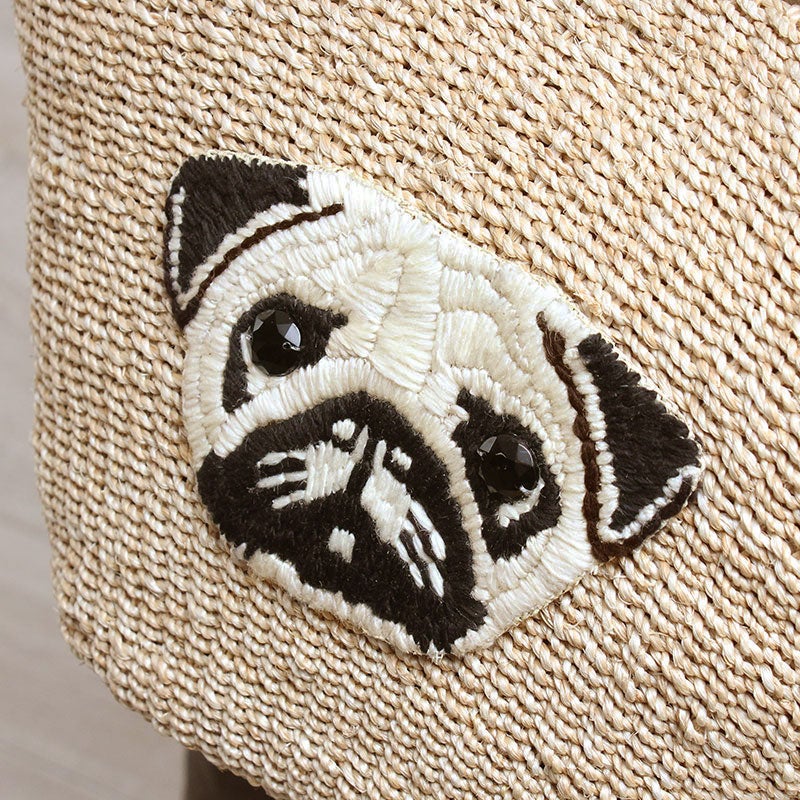 刺しゅうパグ犬